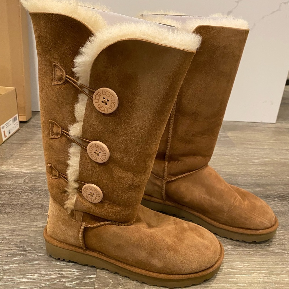 UGG women’s Bailey Button Triplet II boots in chestnut size 9